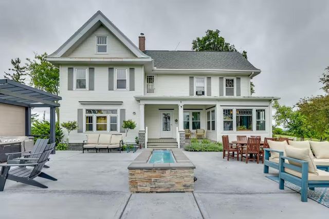 2749 Town Hall Rd, Mount Horeb, WI 53572