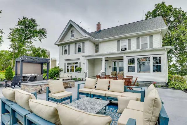 2749 Town Hall Rd, Mount Horeb, WI 53572
