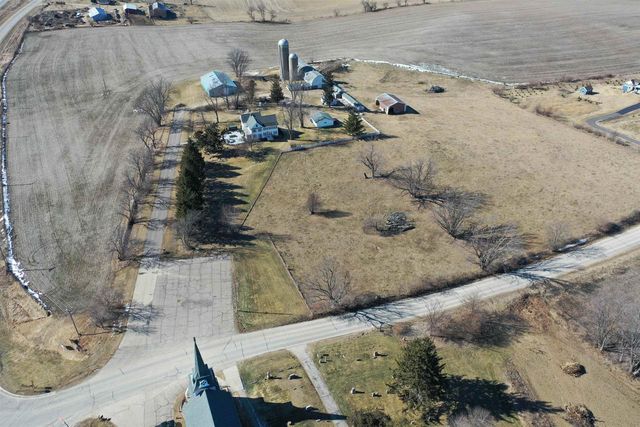 2749 Town Hall Rd, Mount Horeb, WI 53572