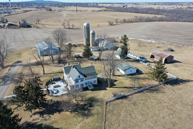 2749 Town Hall Rd, Mount Horeb, WI 53572