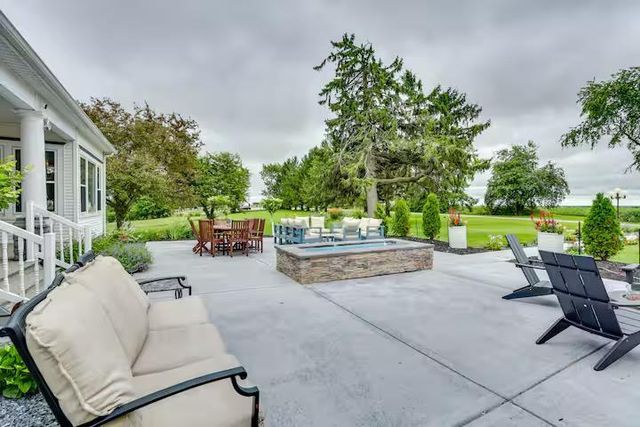 2749 Town Hall Rd, Mount Horeb, WI 53572