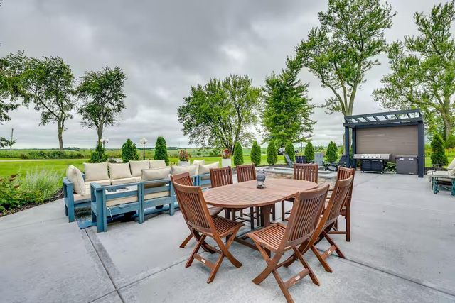 2749 Town Hall Rd, Mount Horeb, WI 53572