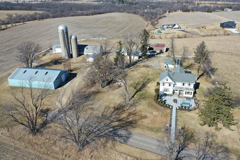 2749 Town Hall Rd, Mount Horeb, WI 53572