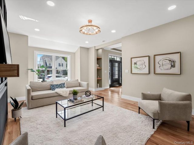 8 Brixton Road, Garden City, NY 11530