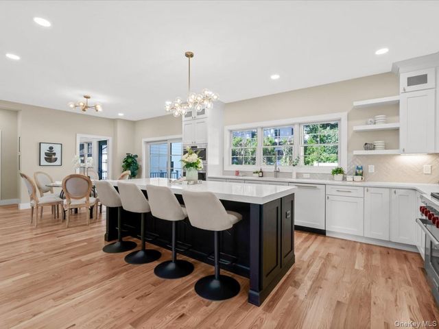 8 Brixton Road, Garden City, NY 11530