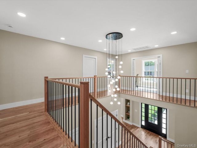 8 Brixton Road, Garden City, NY 11530