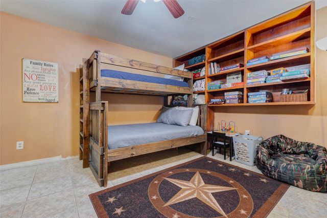 511 Chateau Woods Parkway Drive, Conroe, TX 77385