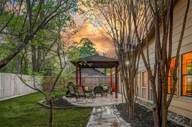 511 Chateau Woods Parkway Drive, Conroe, TX 77385