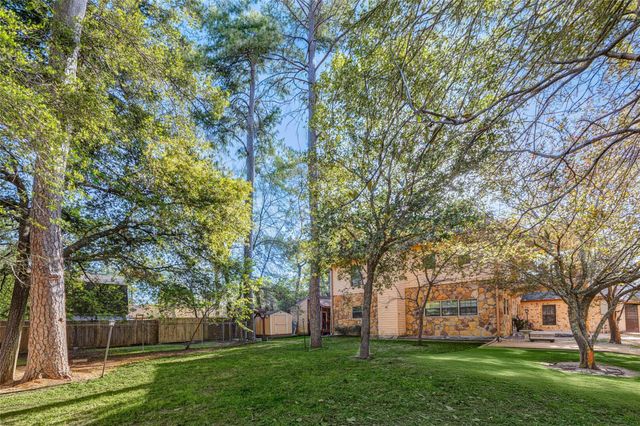 511 Chateau Woods Parkway Drive, Conroe, TX 77385