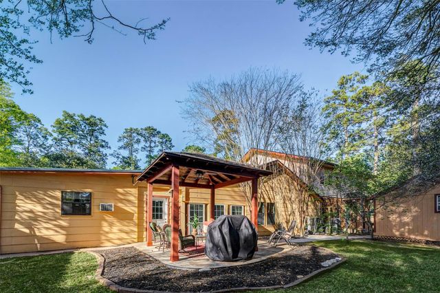 511 Chateau Woods Parkway Drive, Conroe, TX 77385