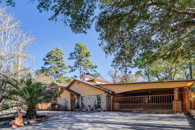 511 Chateau Woods Parkway Drive, Conroe, TX 77385