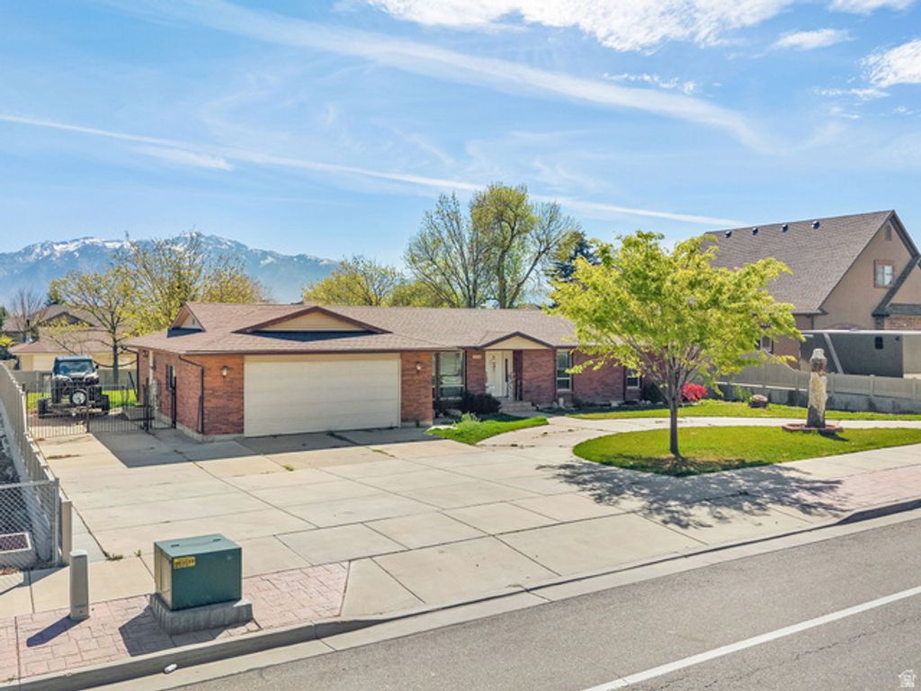 Image 4 of property listing at 10261 S 3200 W, South Jordan, UT 84095