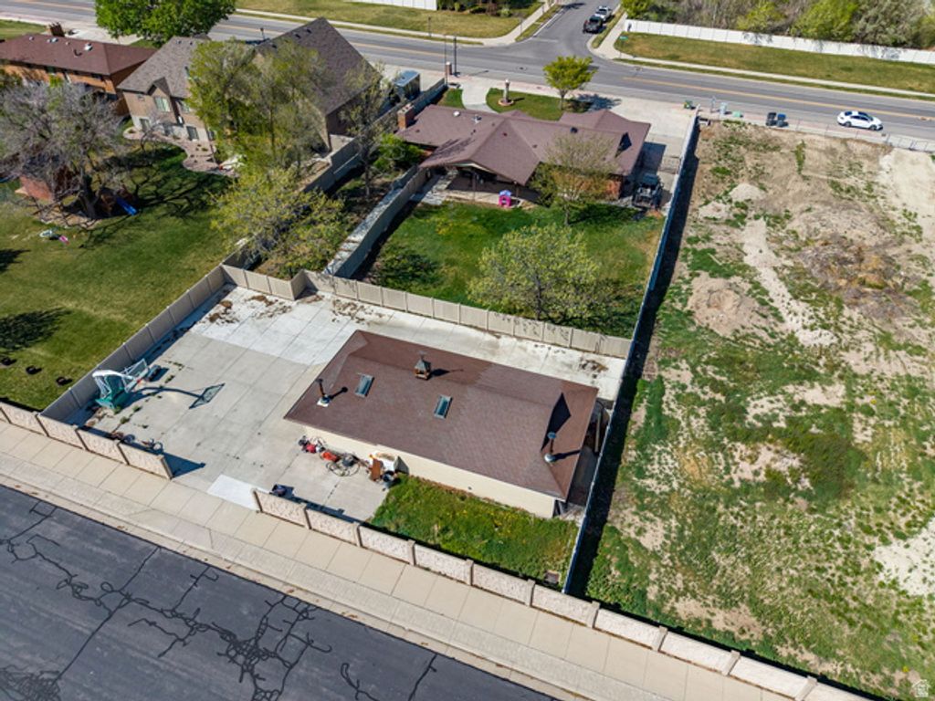 Image 6 of property listing at 10261 S 3200 W, South Jordan, UT 84095