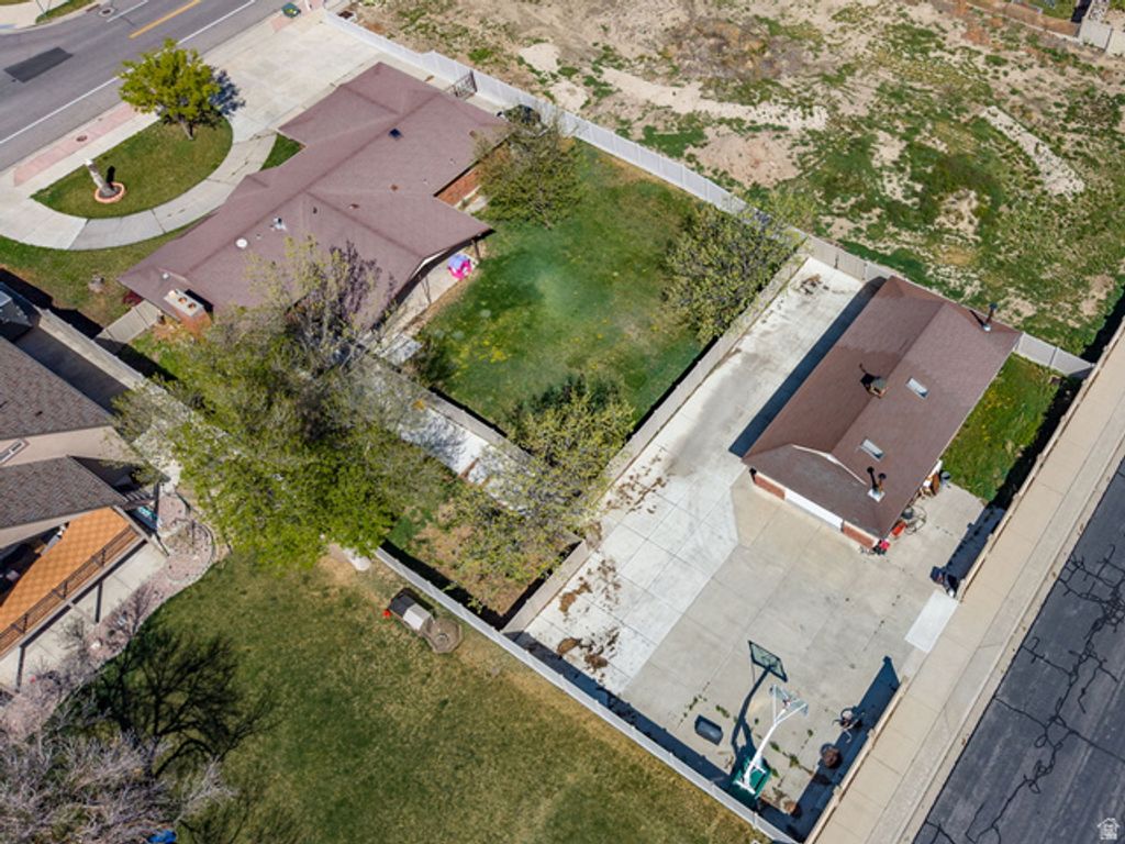 Image 7 of property listing at 10261 S 3200 W, South Jordan, UT 84095