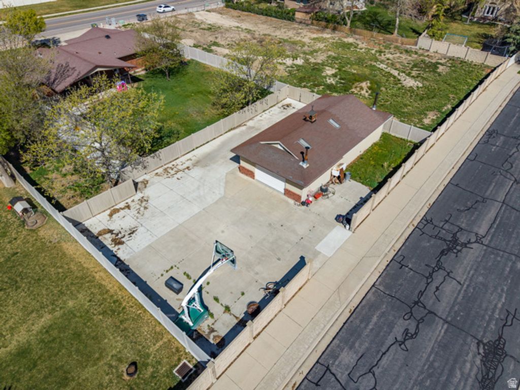 Image 8 of property listing at 10261 S 3200 W, South Jordan, UT 84095