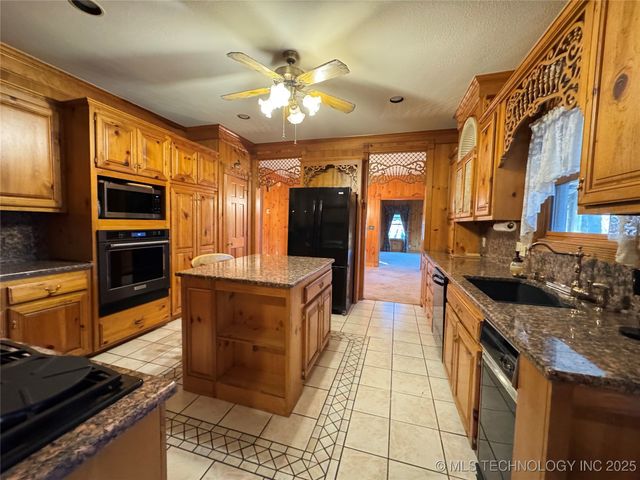 1202 E 10th Place N, Sand Springs, OK 74063