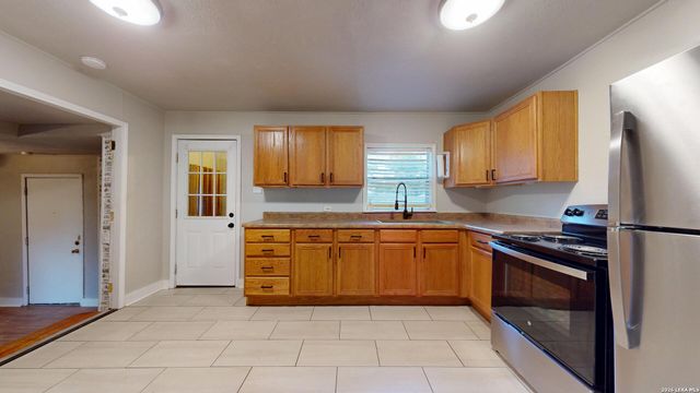 407 1ST ST, Schertz, TX 78154