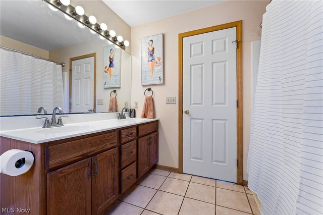 10460 Carrie Drive, New Middletown, OH 44442