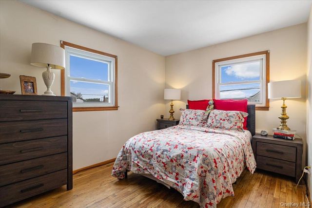 39 Garnet Lane, Plainview, NY 11803