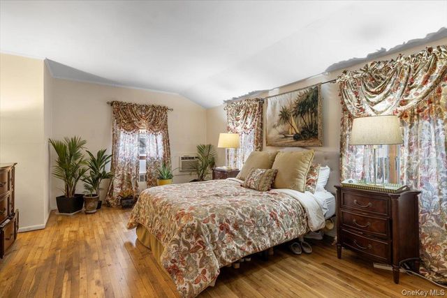 39 Garnet Lane, Plainview, NY 11803