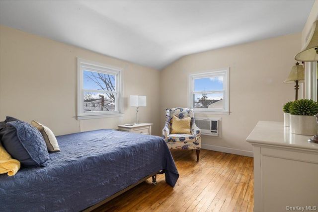 39 Garnet Lane, Plainview, NY 11803