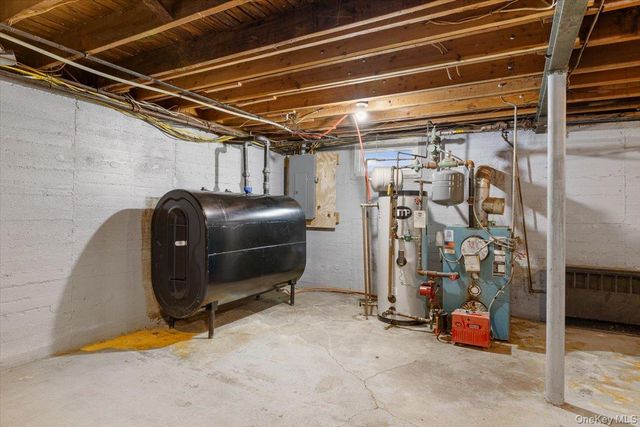 39 Garnet Lane, Plainview, NY 11803