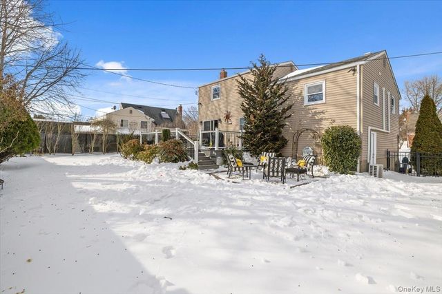 39 Garnet Lane, Plainview, NY 11803