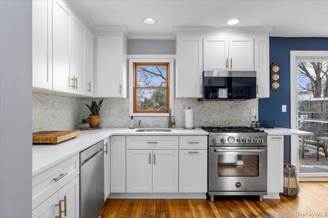 39 Garnet Lane, Plainview, NY 11803