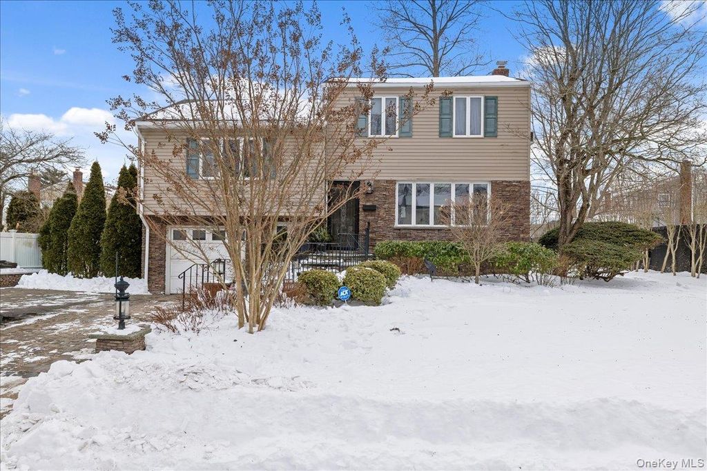 39 Garnet Lane, Plainview, NY 11803