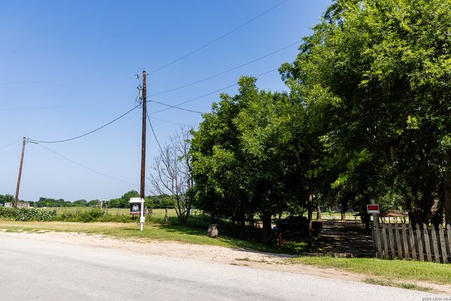 129 Old Ingram Loop, Ingram, TX 78025