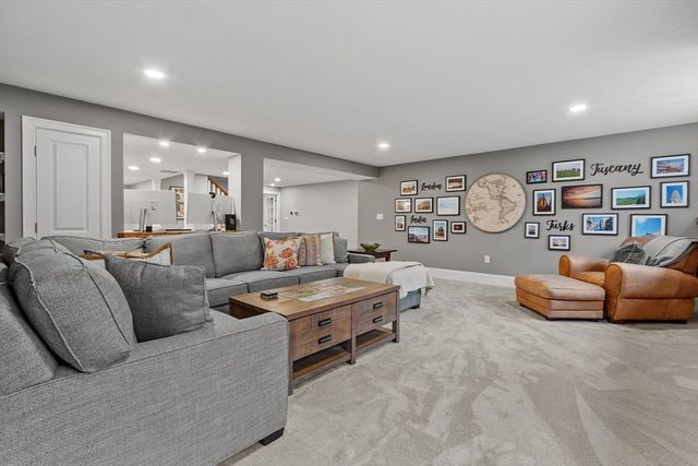 15 Hubbard Ln, Bolton, MA 01740