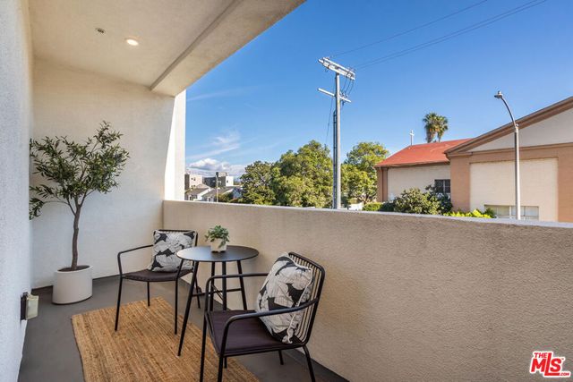 495 N St Andrews Place, Los Angeles, CA 90004