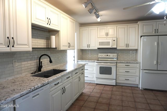 2331 E BETTY ELYSE Lane, Phoenix, AZ 85022