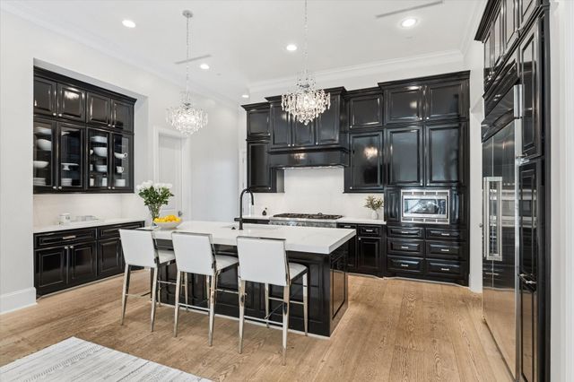 711 Timber Hill Drive, Hedwig Village, TX 77024