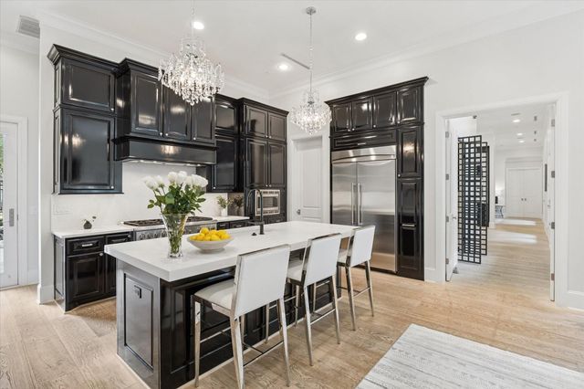 711 Timber Hill Drive, Hedwig Village, TX 77024