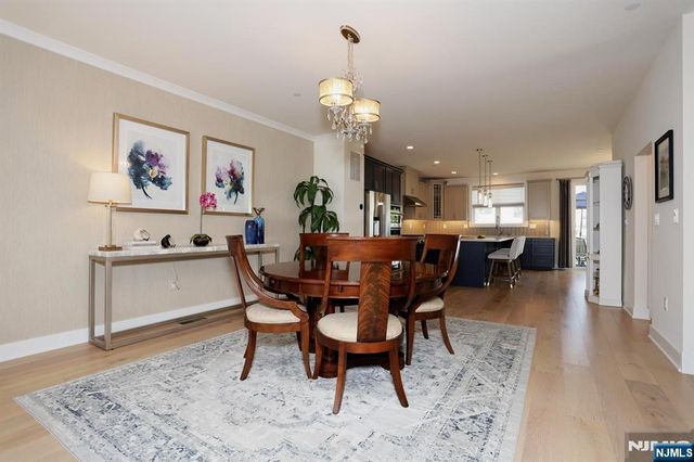 32 Melody Lane 37, Upper Saddle River, NJ 07458