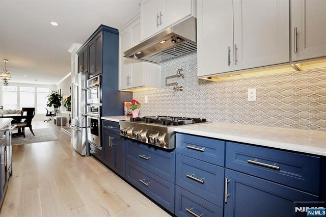 32 Melody Lane 37, Upper Saddle River, NJ 07458
