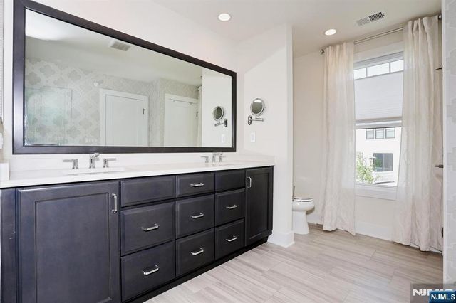 32 Melody Lane 37, Upper Saddle River, NJ 07458