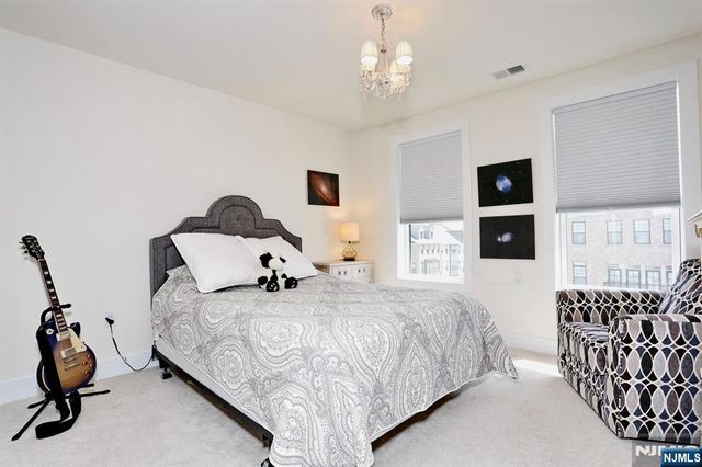 32 Melody Lane 37, Upper Saddle River, NJ 07458