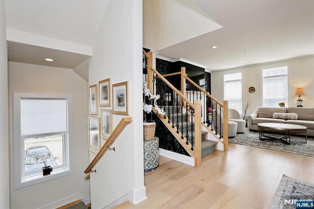 32 Melody Lane 37, Upper Saddle River, NJ 07458