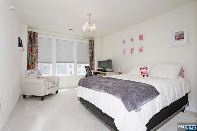 32 Melody Lane 37, Upper Saddle River, NJ 07458