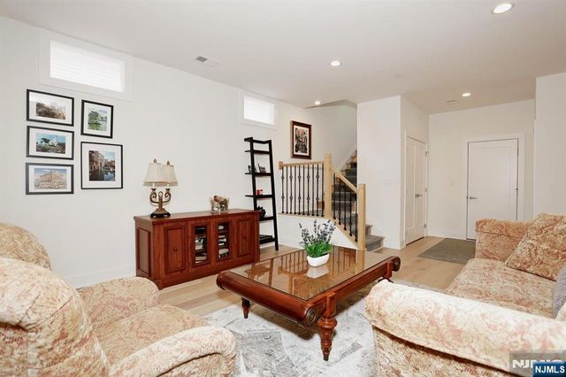 32 Melody Lane 37, Upper Saddle River, NJ 07458
