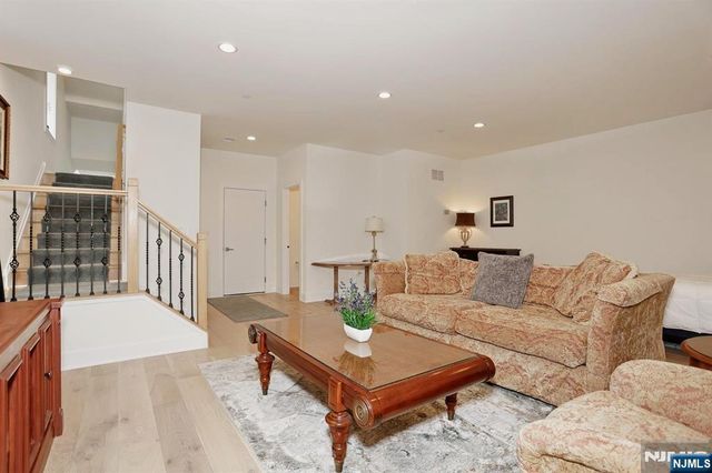 32 Melody Lane 37, Upper Saddle River, NJ 07458