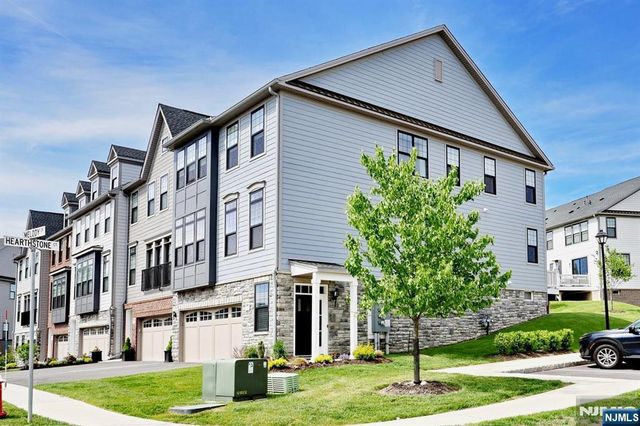 32 Melody Lane 37, Upper Saddle River, NJ 07458