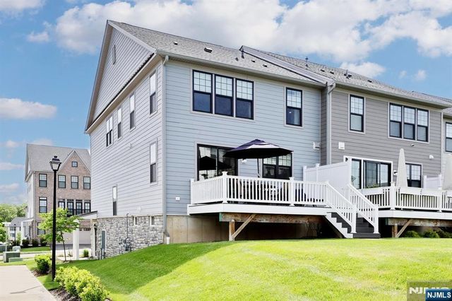 32 Melody Lane 37, Upper Saddle River, NJ 07458