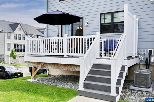 32 Melody Lane 37, Upper Saddle River, NJ 07458