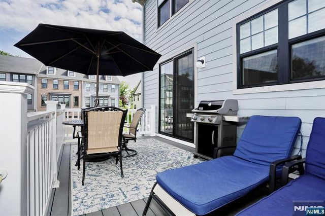32 Melody Lane 37, Upper Saddle River, NJ 07458