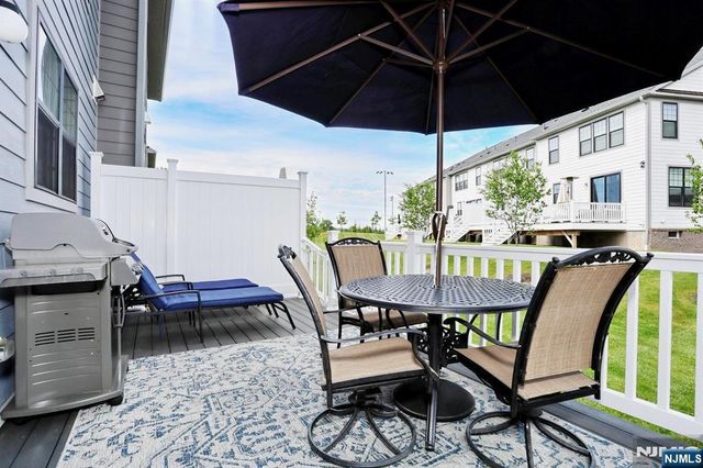32 Melody Lane 37, Upper Saddle River, NJ 07458