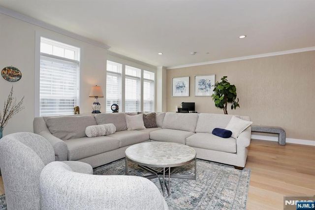 32 Melody Lane 37, Upper Saddle River, NJ 07458