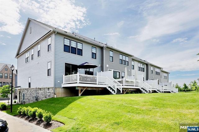 32 Melody Lane 37, Upper Saddle River, NJ 07458